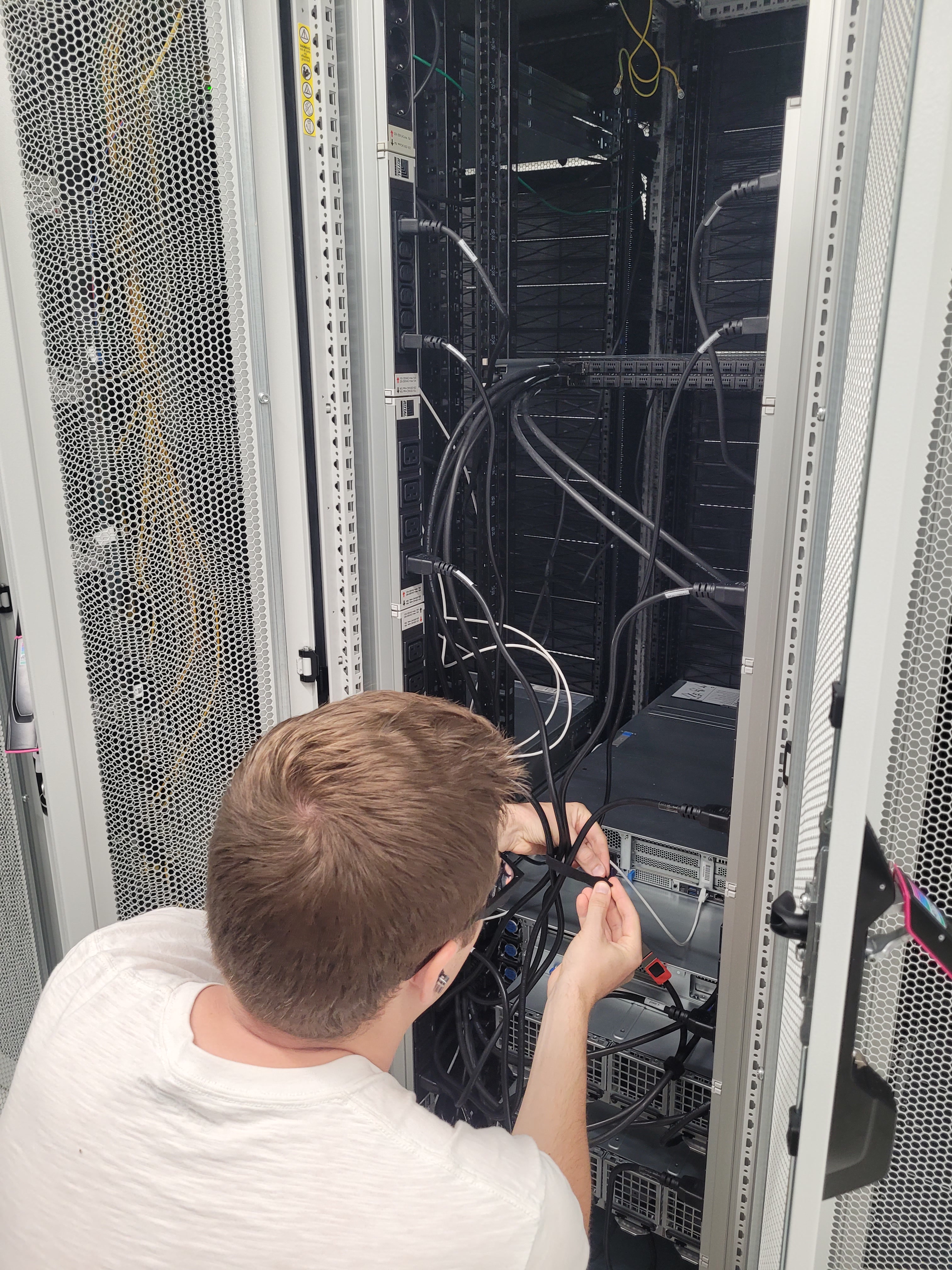 Cable management in the server rack